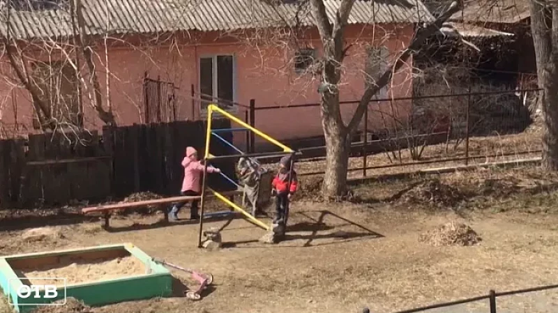 В Екатеринбурге общественники проверили двор с «уставшими» качелями