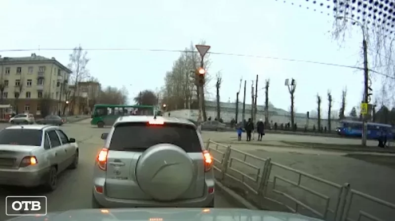 В Екатеринбурге автомобиль вылетел на тротуар и задел пятилетнего мальчика