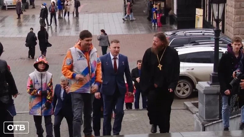 Российских космонавтов буквально спасли от толпы в Храме на Крови