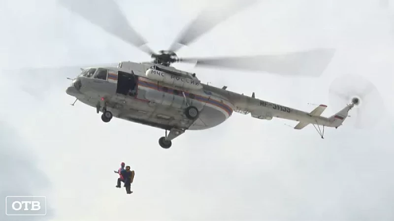 В Среднеуральске спасли рыбаков, провалившихся под лёд