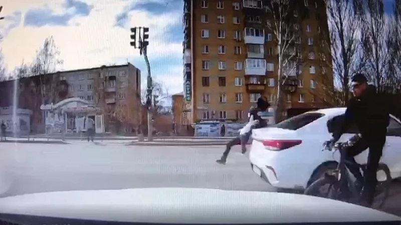 Видео, как водитель «Киа» сбил подростка в Екатеринбурга