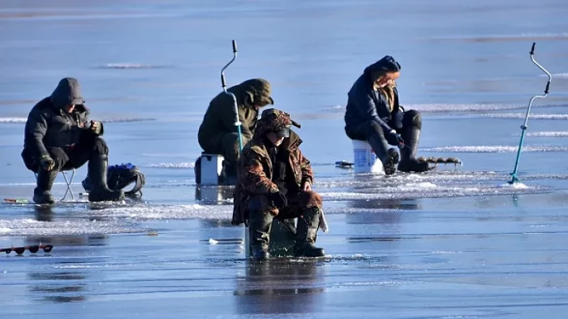 От учений к практике: уральские спасатели на вертолёте вытащили тонущих рыбаков