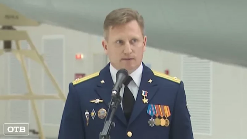 Владимир Путин вручил лётчику-космонавту из Екатеринбурга Сергею Прокопьеву звезду Героя России