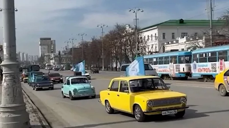 Раритетная колонна проехала по центру Екатеринбурга в честь Дня Космонавтики
