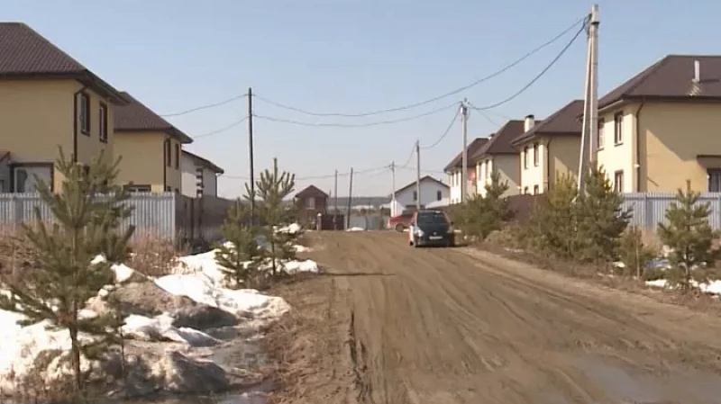 Жители Екатеринбурга добиваются ремонта единственной дороги к коттеджному посёлку