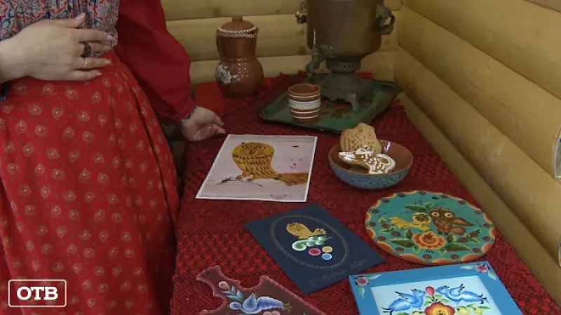 Екатеринбургская мастерица расписывает мебель и сувениры в стиле XVIII века