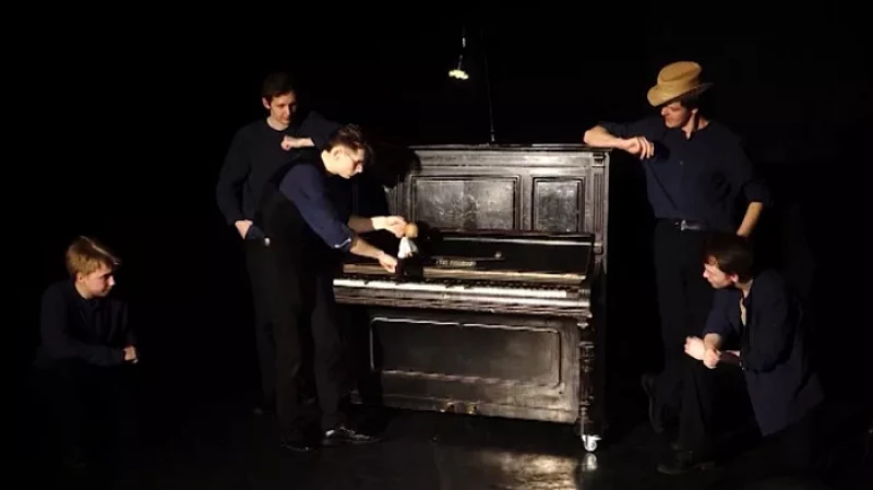 В Екатеринбурге завершается международный фестиваль камерных и моноспектаклей «Он. Она. Они»