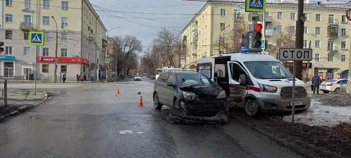 На Уралмаше Honda влетела в скорую. Пострадали два врача.