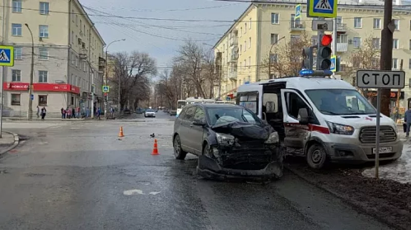 На Уралмаше Honda влетела в скорую. Пострадали два врача.