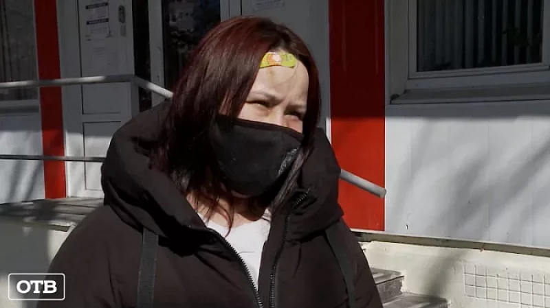 В Екатеринбурге на женщину обрушился фасад жилого дома
