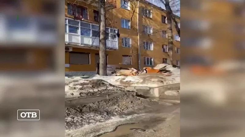 Житель Екатеринбурга швырял с балкона мебель и бытовую технику
