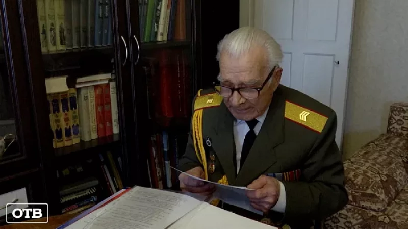 98-летний ветеран войны Николай Власов готовится к параду Победы