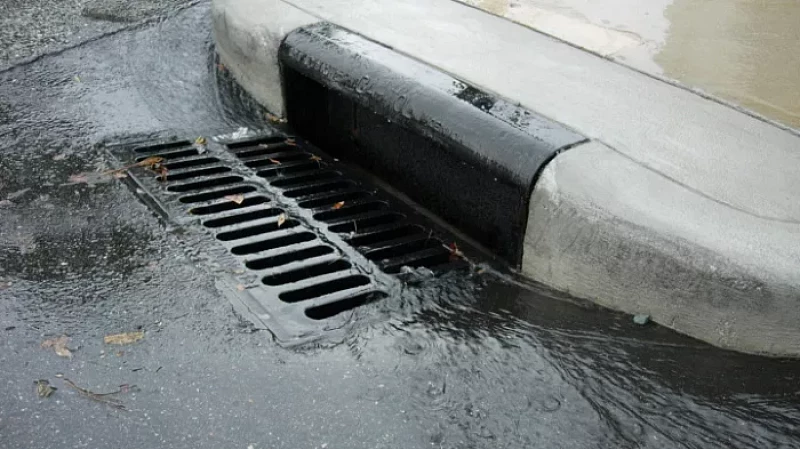 Без грязи и потопов: в Екатеринбурге чистят ливнёвки