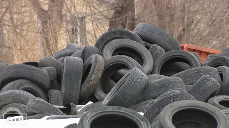 Во дворе жилого дома на Уралмаше растёт гора автопокрышек