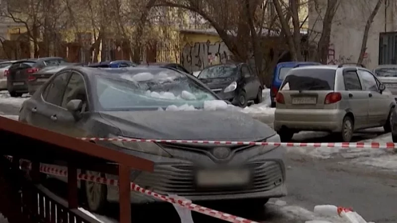В Екатеринбурге глыба льда раздавила припаркованную «Тойоту»