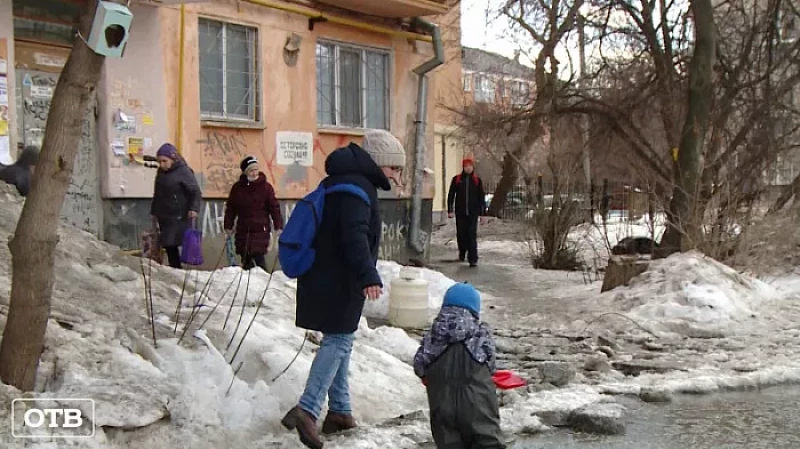 Лужи по колено и мешки с песком: екатеринбуржцы страдают от обилия талой воды улица города