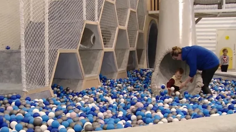 В ТЦ Екатеринбурга устроили день развлечений для детей из Донбасса