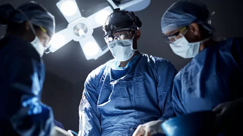 Уральские хирурги провели редкую операцию и спасли пациентку