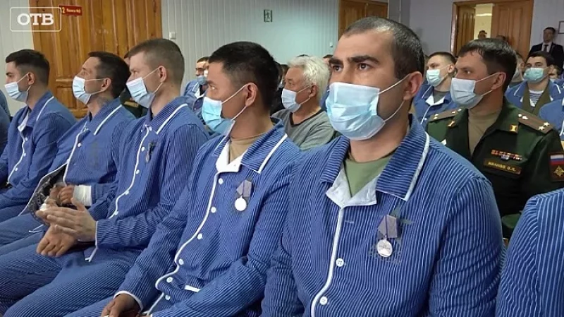 Владимир Якушев наградил уральцев, вернувшихся со спецоперации