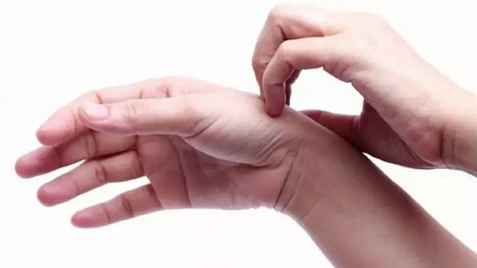 К чему чешется правая рука: хорошие приметы и предостережения