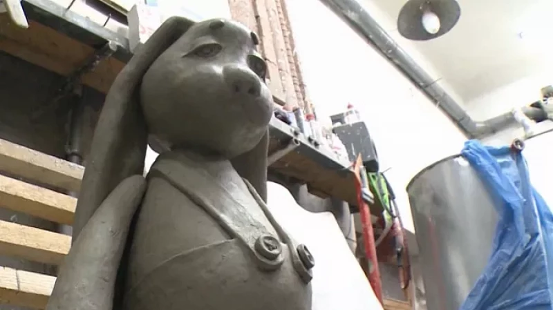 Зайка, которого бросила хозяйка, поселится на скамейке в Екатеринбурге