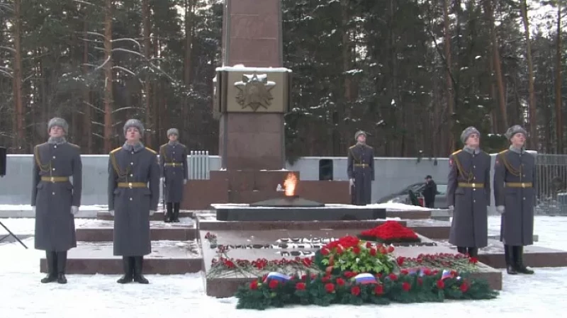 В Екатеринбурге подростки снегом потушили Вечный огонь: прокуратура проводит проверку