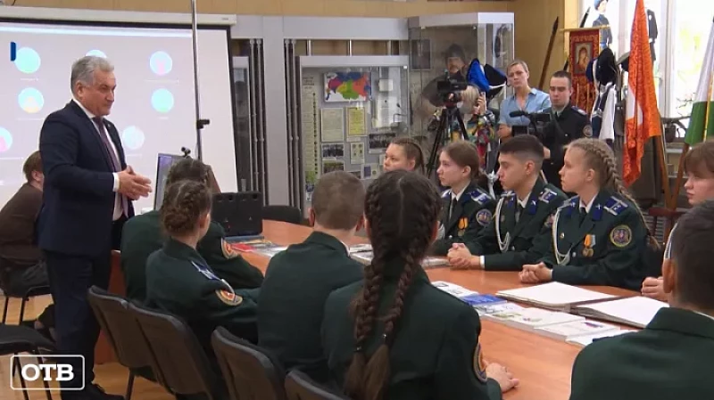 Министр образования Юрий Биктуганов провёл открытый урок для выпускников кадетского корпуса