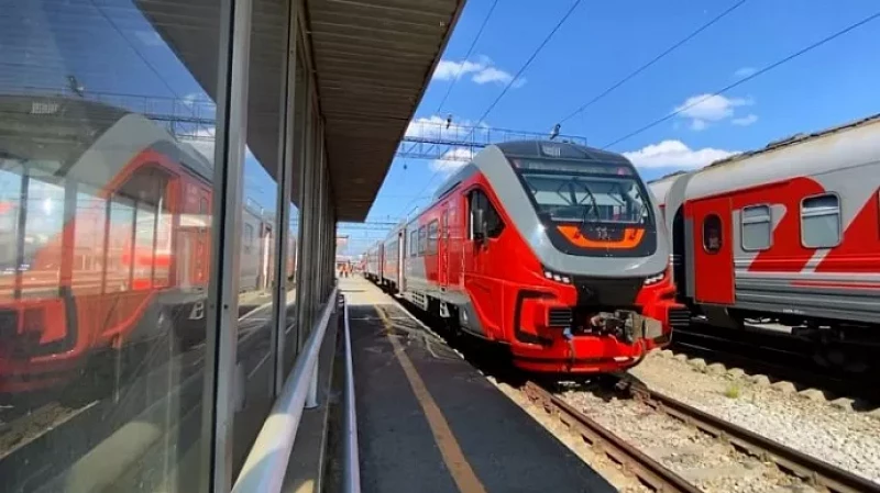 С 1 апреля свердловские пенсионеры смогут ездить в электричках за полцены