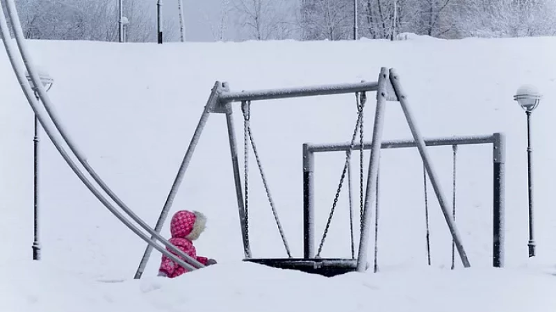 В Екатеринбурге на ребёнка обрушилась конструкция детской площадки