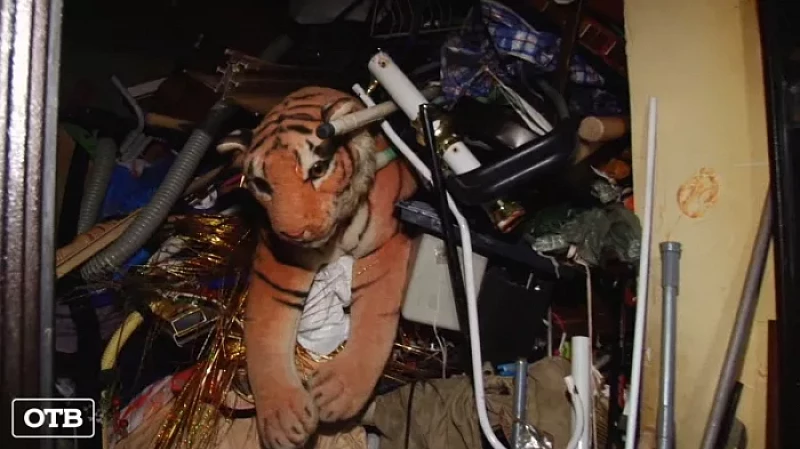 Среднеуральский Плюшкин: мужчина так захламил квартиру, что не может в неё зайти