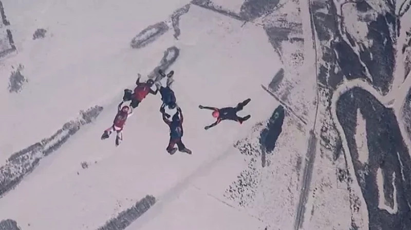 Парашютисты ЦВО сложили Z и V на высоте 3000 метров