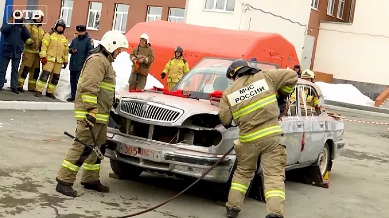 Спасение «пострадавших» из металлической ловушки ДТП: видео