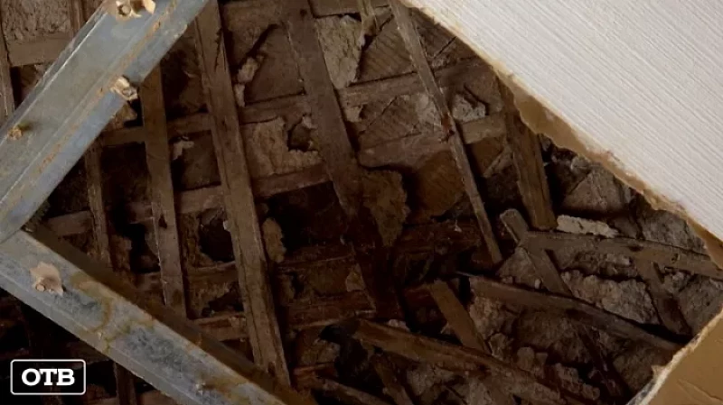 В общежитии на Эльмаше обвалилась часть потолка