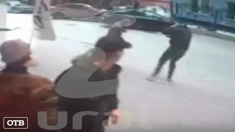 Полиция продолжает поиски мужчины, устроившего стрельбу в баре на улице Малышева