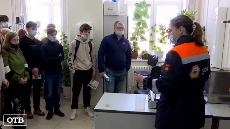 Уральские школьники попробовали себя в роли металлургов