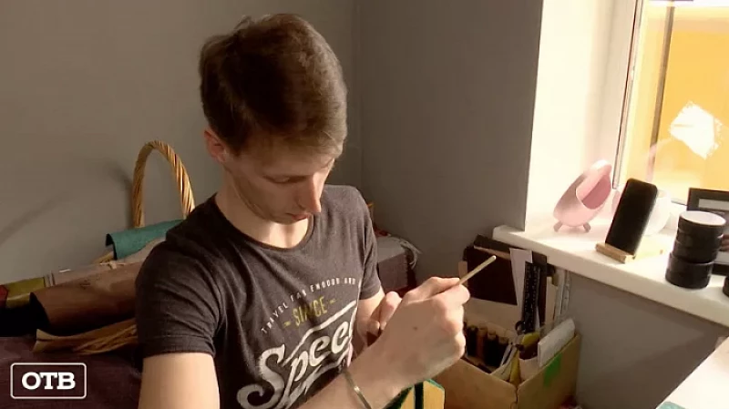 Артист балета в свободное время мастерит изделия из кожи