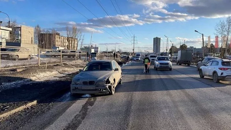 11-летняя девочка погибла на остановке общественного транспорта в Екатеринбурге