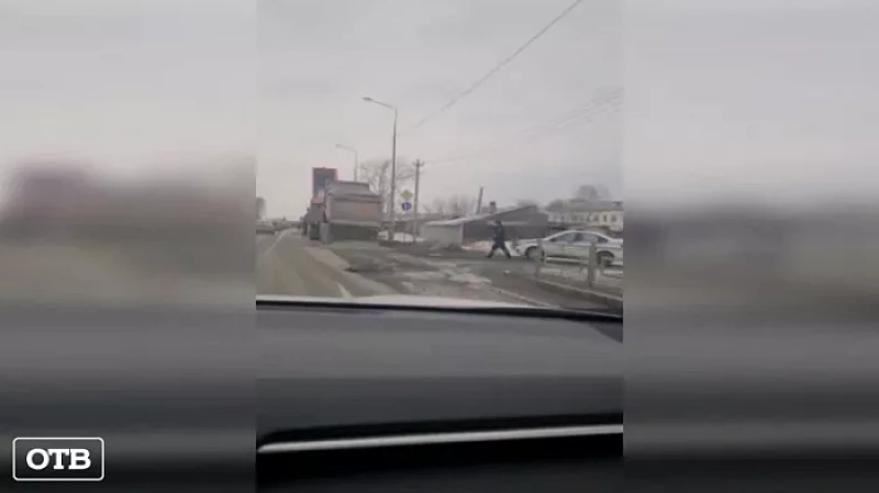 На Урале водители сбрасывают щебень прямо на дорогу во избежание штрафов