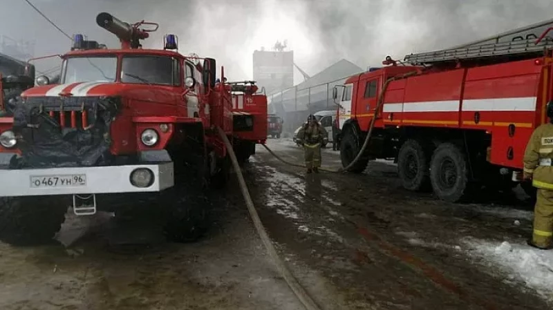Серьёзный пожар в Невьянске: на хлебокомбинате загорелось масло