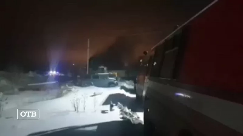 На окраине Екатеринбурга сгорел ангар со строительной техникой