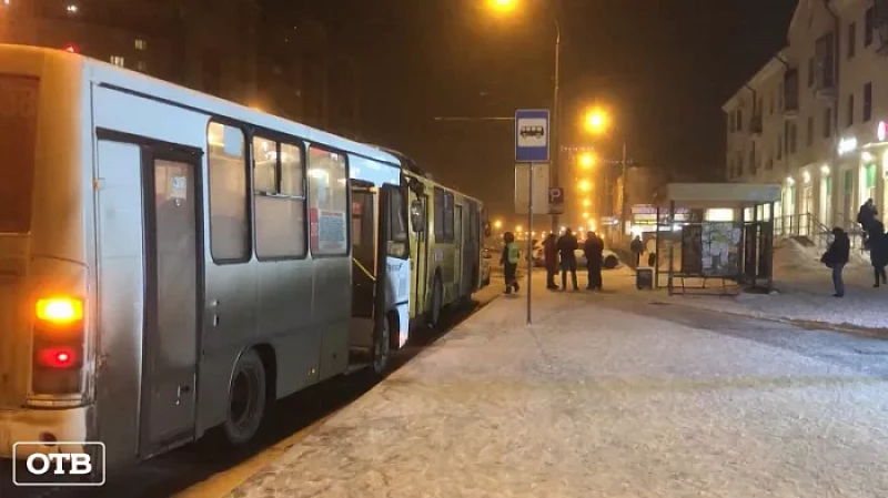 На Уктусе автобус протаранил троллейбус: есть пострадавшие