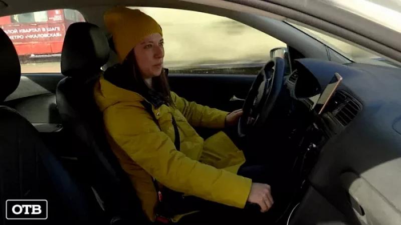 В таксопарках всё чаще берут на работу автоледи