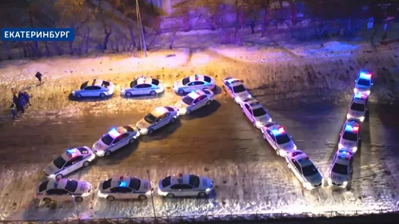 Своих не бросаем: свердловские инспекторы ДПС выстроили свои автомобили в буквы Z и V