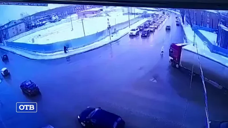 Смертельная ошибка: в Екатеринбурге грузовик сбил пенсионерку