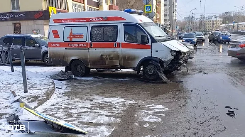 Из-за сильного снегопада в Екатеринбурге машина скорой помощи столкнулась с легковушкой