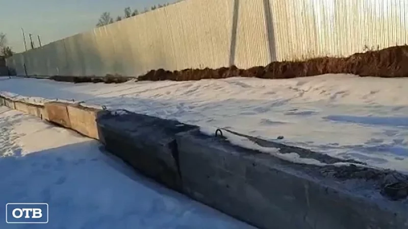 В Екатеринбурге жители самовольно отодвинули бетонные блоки, мешающие проезду транспорта