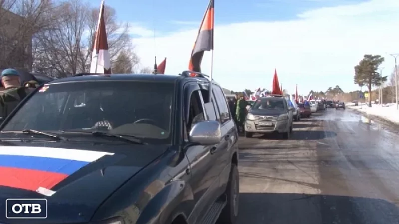 450 автомобилей прошли автопробегом по улицам Каменска-Уральского в поддержку армии РФ