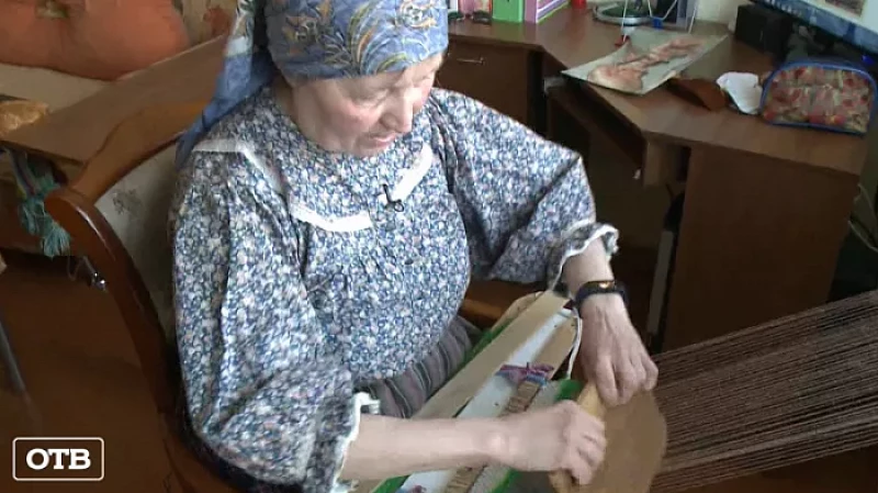 Уральская мастерица плетёт пояса с помощью дощечек, вилок и бутылок