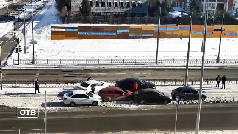 Выстроились паровозиком: в Академическом произошло крупное ДТП из-за неочищенной дороги