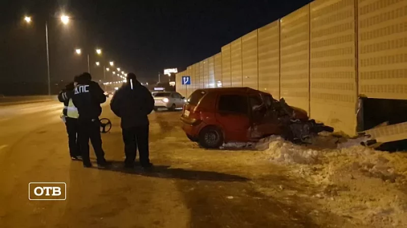 На Кольцовском тракте легковушка влетела в бетонный забор: погибла 22-летняя девушка